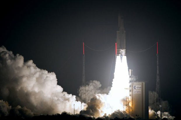 O foguete Ariane 5 decolou no início da madrugada desta sexta-feira da base de lançamentos instalada na Guiana Francesa (Foto: Esa-Cnes Ariane Space/AFP)