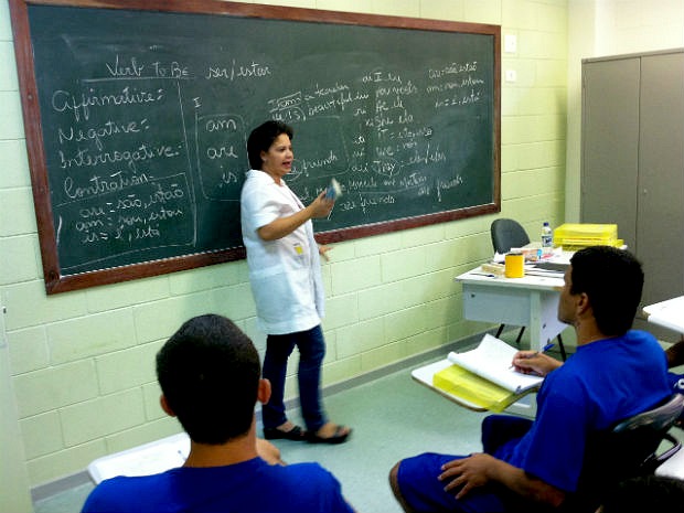 Detentos ficam atentos durante as aulas (Foto: Leandro Nossa / G1 ES)