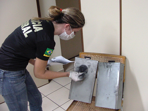 Natália Coimbra de Souza faz perícia de impressões digitais durante o caso do assalto aos Correios, em 2008, no Mato Grosso do Sul (Foto: Arquivo Pessoal)