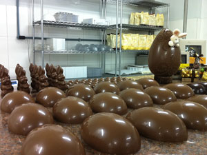 Na fábrica, a produção dos ovos é artesanal (Foto: Káthia Mello/G1)