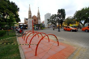 Conjuntos de paraciclos foram instalados em pontos estratégicos de Curitiba (Foto: Divulgação/Prefeitura de Curitiba)