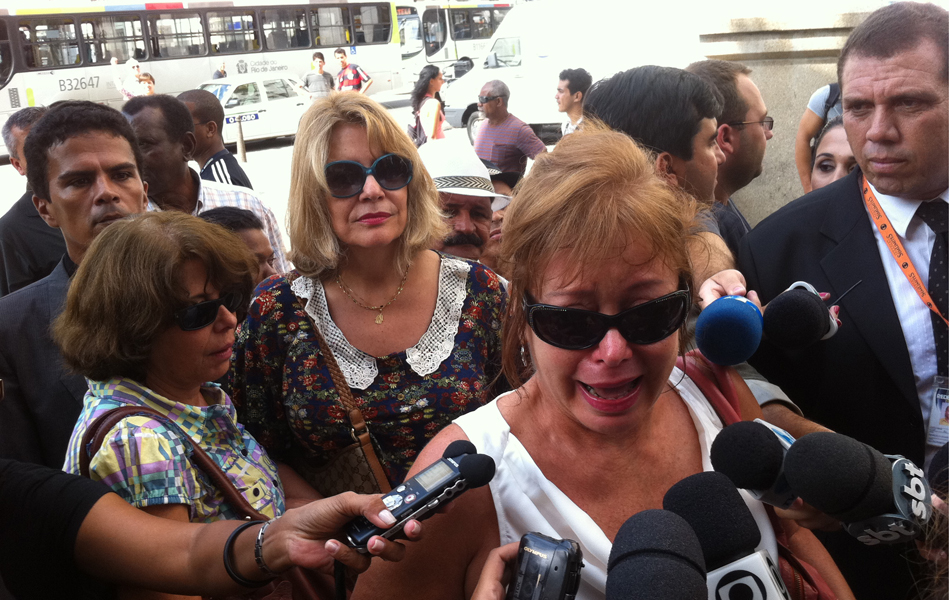 Alcione Mazzeo, mãe de Bruno Mazzeo e ex-mulher de Chico Anysio, e a atriz Sílvia Bandeira falam com a imprensa na chegada ao Theatro Municipal