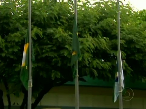 Bandeira de Maranguape, cidade natal de Chico Anysio, é hasteada a meio mastro (Foto: TV Globo/Reprodução)