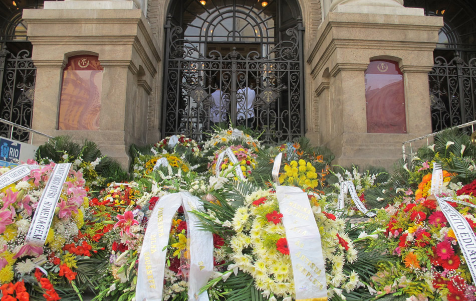 Coroas de flores são deixadas em frente ao Theatro Municipal