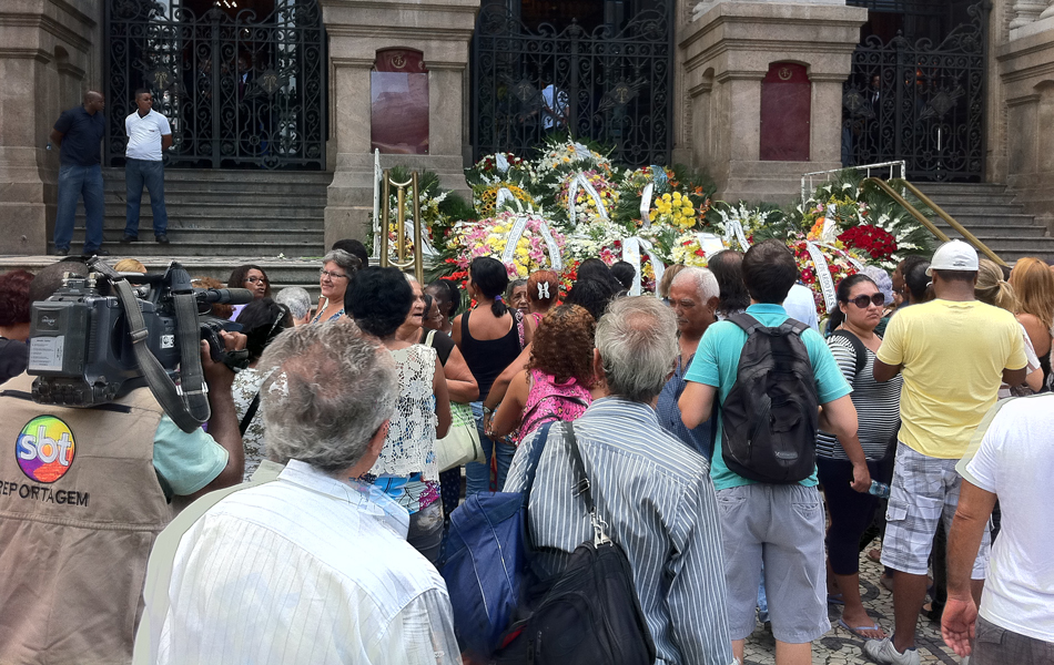 Fãs de Chico Anysio prestam homenagens ao humorista em frente ao Theatro Municipal