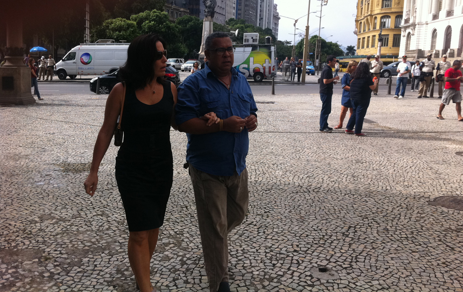 A atriz Glória Pires chega para o velório de Chico Anysio, no Rio de Janeiro