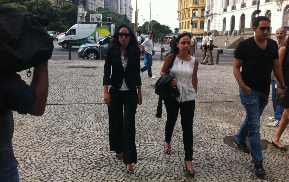 A atriz Maria Maya e Cininha de Paula, sua mãe e sobrinha de Chico Anysio, na chegada ao Theatro Municipal, no Centro do Rio