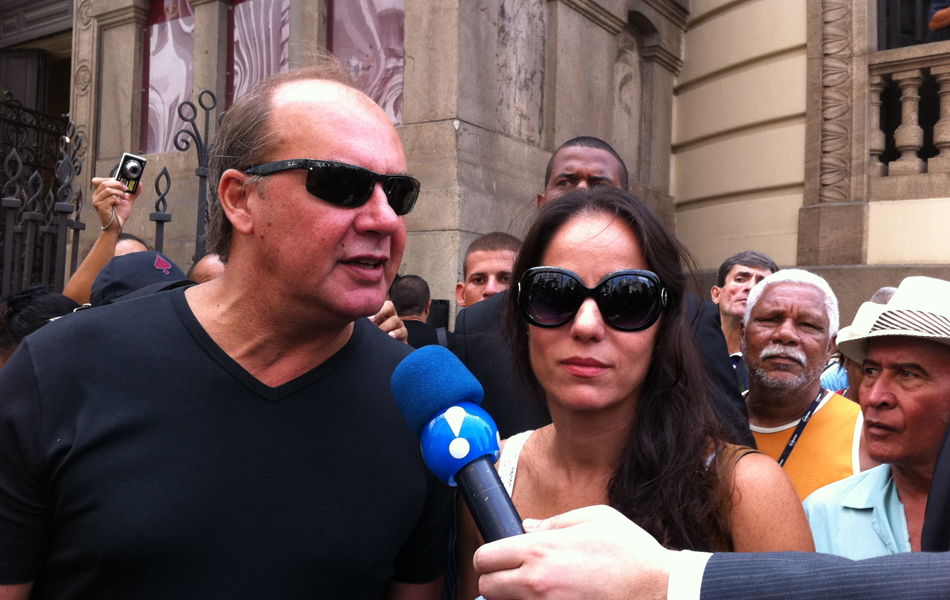 Ator Paulo César Grande e atriz Cláudia Mauro chegam para o velório de Chico Anysio
