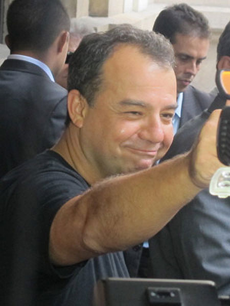 O governador do Rio de Janeiro, Sérgio Cabral, acena durante o velório de Chico Anysio.