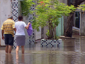 Ruas de Afogados ficaram completamente alagadas. (Foto: Reprodução / TV Globo)