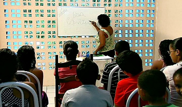 Crianças prestam bastante atenção nas aulas de Neuza. (Foto: Reprodução/TV Gazeta)