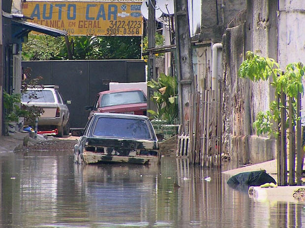 Depois da chuva da madrugada, ruas continuam cheias. (Foto: Reprodução / TV Globo)