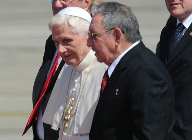 Bento XVI é recebido pelo presidente Raúl Castro na chegada a Cuba (Foto: AFP)