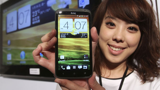 Novo smartphone da HTC tem tela de 4,7 polegadas e roda última versão do Android (Foto: Chiang Ying-ying/AP)