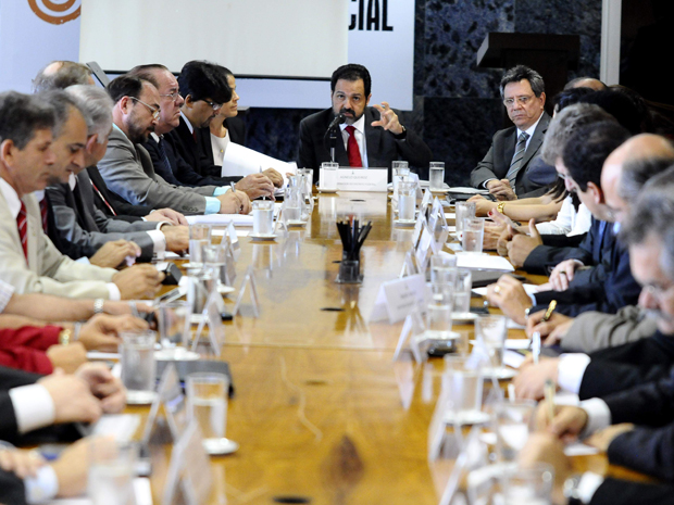 O governador do DF, Agnelo Queiroz, em reunião com o secretariado nesta segunda-feira (26) (Foto: Roberto Barroso / Agência Brasília)