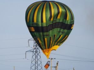 Cesto do balão ficou preso aos cabos de alta tensão (Foto: BBC)