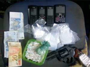 Segundo detido tinha, além das drogas, revólver e celulares. (Foto: Divulgação / Polícia Militar)