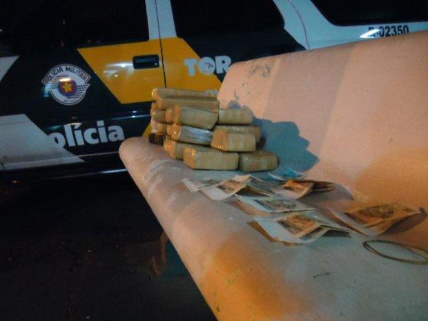 Foram apreendidos quase 12kg de maconha e R$2.320 em notas falsas em Assis, SP. (Foto: Polícia Rodoviária)