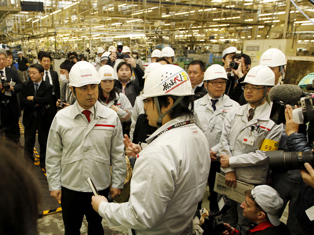 Carlos Ghosn, presidente da Nissan, visitou nesta segunda fábrica da montadora no Japão (Foto: Ken SHIMIZU/AFP)