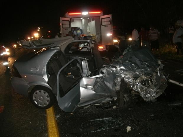 Carro atingido por acidente que deixou dois mortos e quatro feridos. (Foto: Polícia Rodoviária Federal)