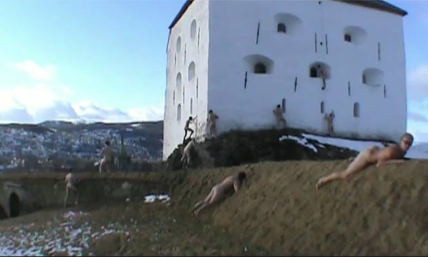 Vídeos mostram grupo simulando movimentos sexuais em diversos pontos turísticos de Trondheim. (Foto: Reprodução)