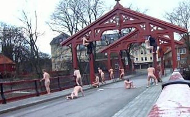 Grupo simula atos sexuais com a ponte Gamle Bybro. (Foto: Reprodução)