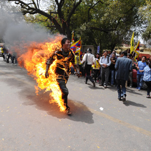 Tibetano ateia fogo ao corpo perto de local onde Dilma fará reunião (AFP)