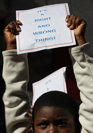 Eric Carr, de 10 anos, participa de manifestação organizada por grupos de defesa de negros pedindo justiça pela morte de Treyvon Martin, em em Washington, nos EUA (Foto: Win McNamee/Getty Images/AFP)