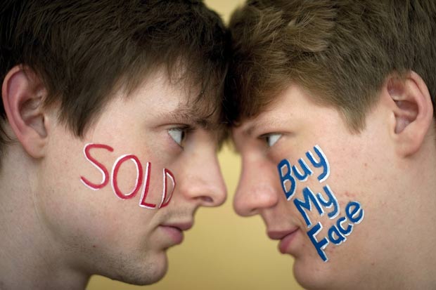 Eles cobram 100 libras (R$ 290) para vender as duas faces como espaço publicitário por um dia. (Foto: Ben Stansall/AFP)