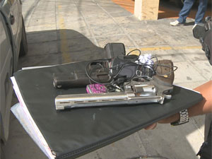 Armas foram apreendidas com o grupo em Olinda. (Foto: Reprodução  / Globo Nordeste)