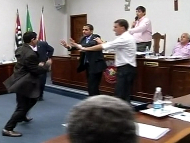 Vereadores brigam na Sessão da Câmara em Itatinga (Foto: Reprodução/ TV Tem)
