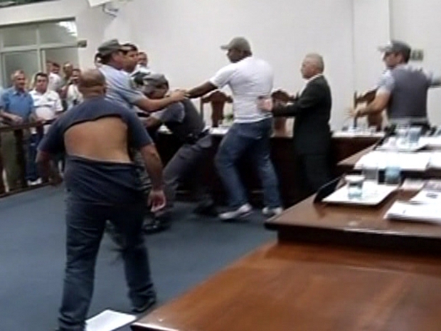 Vereadores brigam na Sessão da Câmara em Itatinga (Foto: Reprodução/ TV Tem)