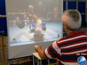 Seu Antônio pratica fisioterapia enquanto se diverte no vídeogame (Foto: Imagens TV Bahia)