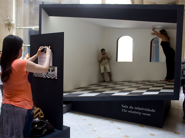 A Sala da Relatividade foi uma das atrações de destaque da exposição do artista holandês Maurits Cornelis Escher (Foto: Divulgação)