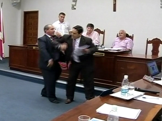 Os dois parlamentares trocaram socos e cotoveladas.  (Foto: reprodução/TV Tem)