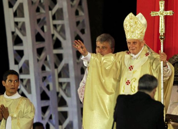 Papa durante Missa em Cuba; milhares ouviram pontífice (Foto: AP)