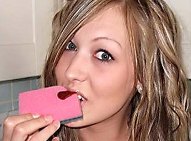 A britânica Kerry Trebilcock siz ter compulsão por comer esponjas de lavar louça. Ela diz ter devorado cerca de 4 mil esponjas por conta do vício. (Foto: Reprodução)