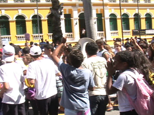 Protesto de estudantes reivindicou passe livre no Sul do Espírito  (Foto: Reprodução / TV Gazeta Sul)
