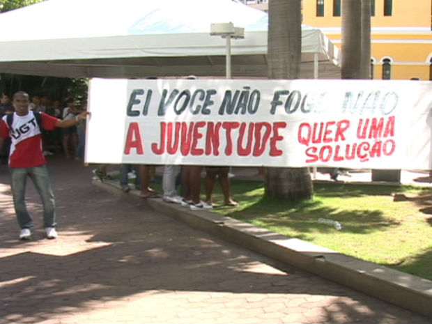 Manifestantes protestaram em Cachoeiro (Foto: Reprodução / TV Gazeta Sul)