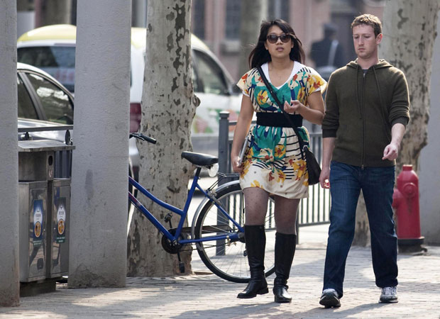 A imprensa na China registrou imagens de Mark Zuckerberg com a namorada, Priscilla Chan, em Xangai, na terça-feira (27) (Foto: Stringer/Reuters)