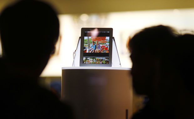 Consumidores observam o novo iPad em uma loja da Apple em Sydney, na Austrália (Foto: Tim Wimborne/Reuters)