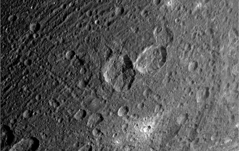 Foto feita do solo da lua de Saturno Dione
