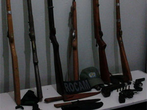 Nove armas estavam na casa de um homem em São José do Egito. (Foto: Divulgação / Polícia Militar)