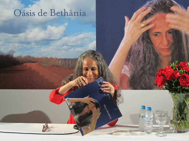 Maria Bethânia em coletiva de divulgação do novo CD, nesta quarta (28), no Rio de Janeiro (Foto: José Raphael Berrêdo / G1)