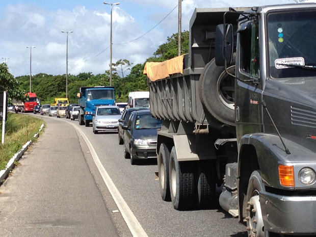 Engavetamento na BR-230 gera congestionamento na Paraíba (Foto: Walter Paparazzo/G1)