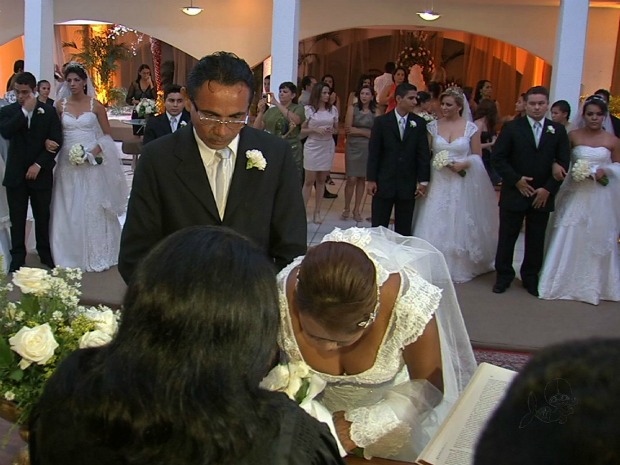 Casais tiveram direito a bola, cerimîa de casamento e lua de mel. (Foto: TV Verdes Mares/Reprodução)