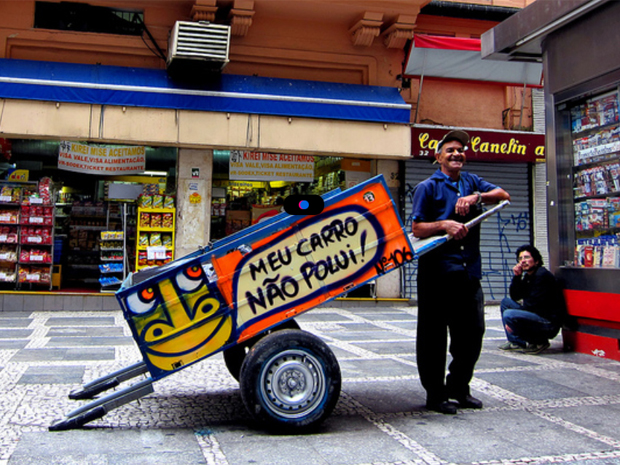 O catador Waldemar Romão, de 70 anos, teve a carroça pintada pelo grafiteiro Mundano. Ele aprova o projeto "Pimp my Carroça" (Foto: Mundano/Arquivo Pessoal)