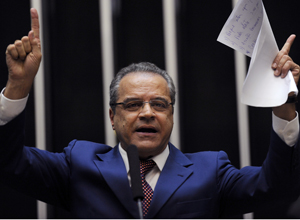 O líder do PMDB, Henrique Eduardo Alves (RN), que negou 'chantagem' da Câmara sobre o Executivo (Foto: Beto Oliveira/Agência Câmara)