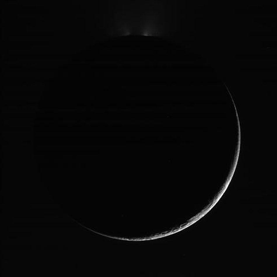 Fotografia de Encélado tirada pela Cassini a 'apenas' 111 mil quilômetros de distância