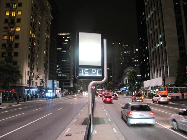 Termômetros da Avenida Paulista registravam baixa temperatura (Foto: Daniel Buarque/ G1)